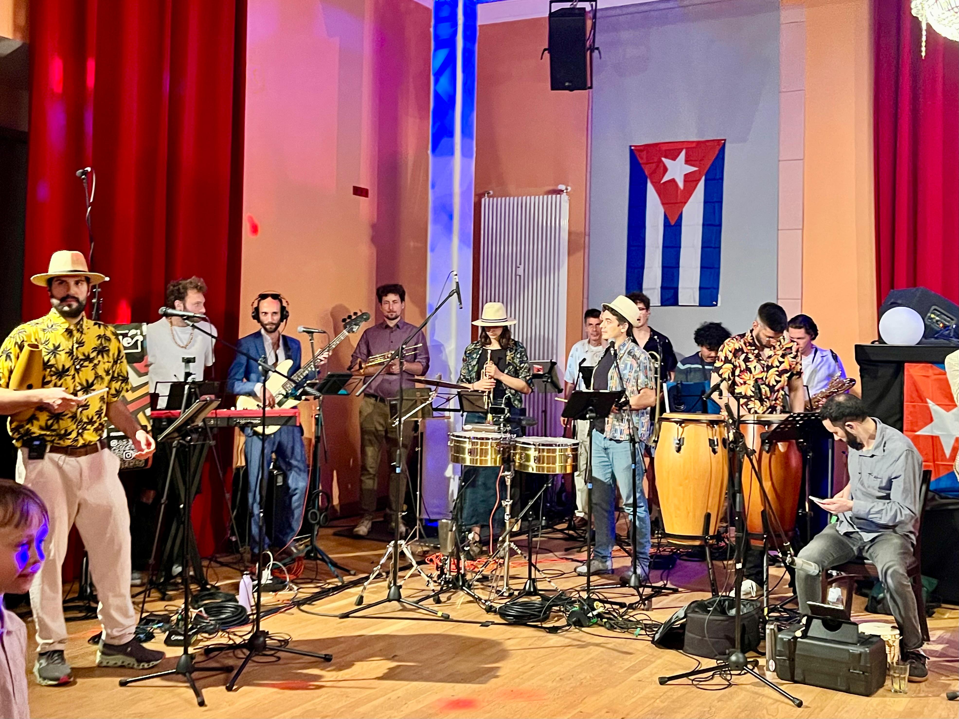 Curubandé Latin Band auf der Bühne, 2024